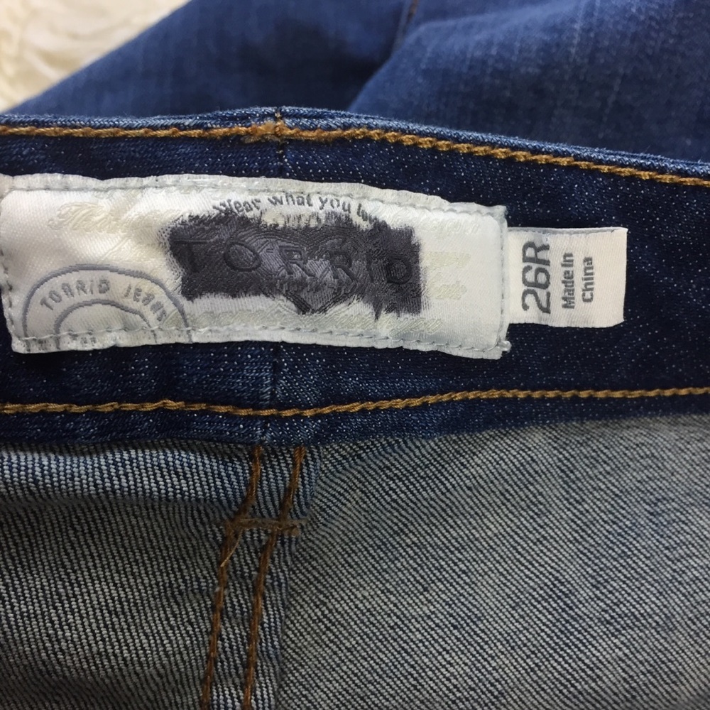 Torrid Girlfriend Jeans 26 R - Picture 6 of 8
